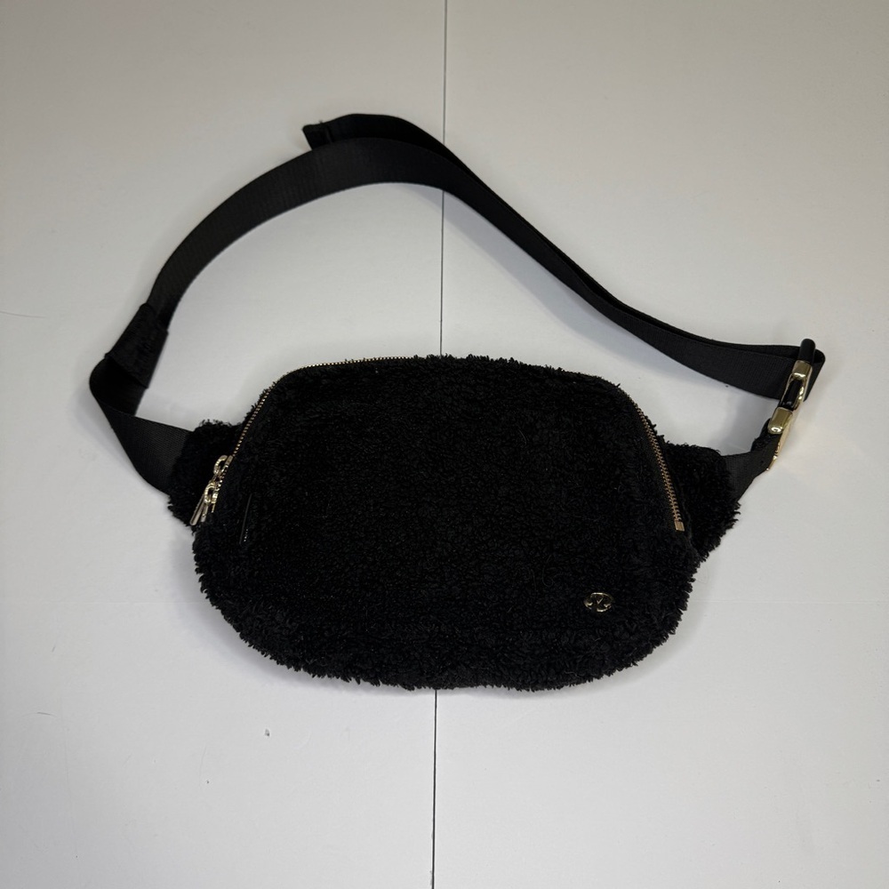 Lululemon Everywhere Fleece Belt Bag Black Gold Zipper Sherpa Crossbody